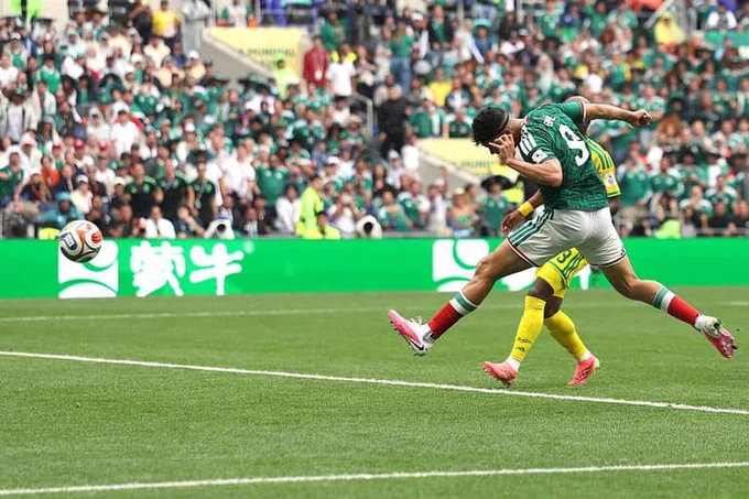 ยิงประตู! เม็กซิโก 🇲🇽 2-0 🇿🇦 แอฟริกาใต้, (นาที'67, ราอูล ฮิเมเนซ)
เม็กซิโกเจาะเข้ากลาง จ่ายบอลออกทางขวา แล้ว...บอลอยู่ที่โรแบร์โต อัลวาราโด เปิดบอลอย่างแม่นยำให้ฮิเมเนซโหม่งเข้าไป...
ราอูล ฮิเมเนซ ก็ทำประตูแรกในฟุตบอลโลกได้สำเร็จ!
#sakdakul 
#liveblog 
#อู๋แอคชั่น
#บอลโลก