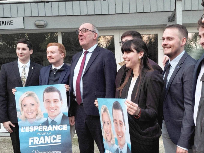 En Ille-et-Vilaine, Gilles Pennelle mènera le combat des élections sénatoriales en septembre comme tête de liste du RN. Je lui souhaite le succès qu'il mérite !
Ami de la fédération RN de la Loire-Atlantique, Gilles nous a plusieurs fois honoré de sa présence dans le département. Ce furent les mémorables réunions publiques de Saint-Nazaire (à l'Agora et Kerlédé), Orvault, Donges et Saint-Étienne-de-Montluc, entre 2017 et janvier dernier. À chaque fois, la même pédagogie militante et la même foi transmise à nos adhérents, nourrie de décennies d'expérience et d'une rare acuité sur ce que la connaissance de l'Histoire apporte au combat politique.