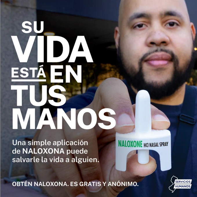Gráfico sobre un programa del Departamento de Servicios Humanos, que ofrece la Naloxona de forma gratuita en farmacias participantes. Hay una imagen de un hombre y un spray nasal de naloxona.  