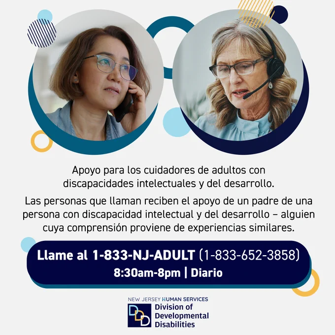 Gráfico sobre la línea de ayuda de cuidadores de adultos con discapacidades intelectuales y del desarrollo. Al lado derecho se ve una señora que está usando un suéter de cuello alto y lentes mientras habla por teléfono. 