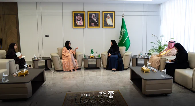 استقبلت معالي رئيس #هيئة_حقوق_الإنسان د. هلا بنت مزيد التويجري، السيدة لنا خليل الوريكات، مديرة مكتب منظمة الأمم المتحدة للطفولة (اليونيسف) لدول مجلس التعاون الخليجي، حيث جرى خلال اللقاء استعراض عدد من الموضوعات ذات الاهتمام المشترك، وبحث سبل تعزيز التعاون والتنسيق في المجالات ذات الصلة، بما يسهم في دعم الجهود الرامية إلى حماية وتعزيز #حقوق_الإنسان.