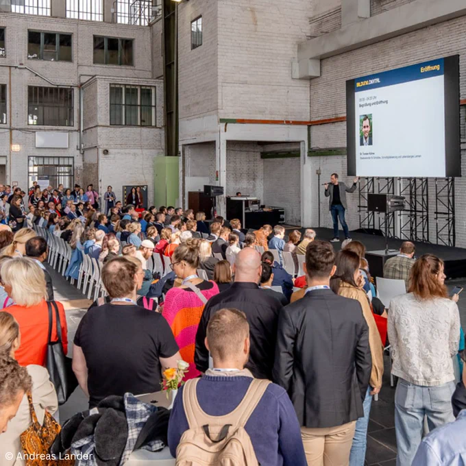 Publikum bei der Eröffnung