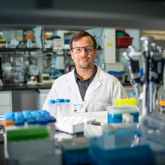 Columbia University Ken Olive in a lab.