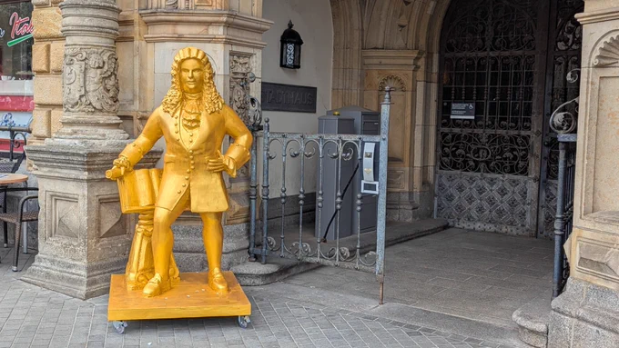 Statue Goldener Händel vor dem Stadthaus in Halle (Saale).