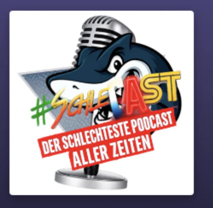 Das Logo des SchleCast - dem Schlechtesten Podcast aller Zeiten. Das ursprüngliche old fashion Mikrofon wird halb durch einen mafiös grinsenden Hai verdeckt.