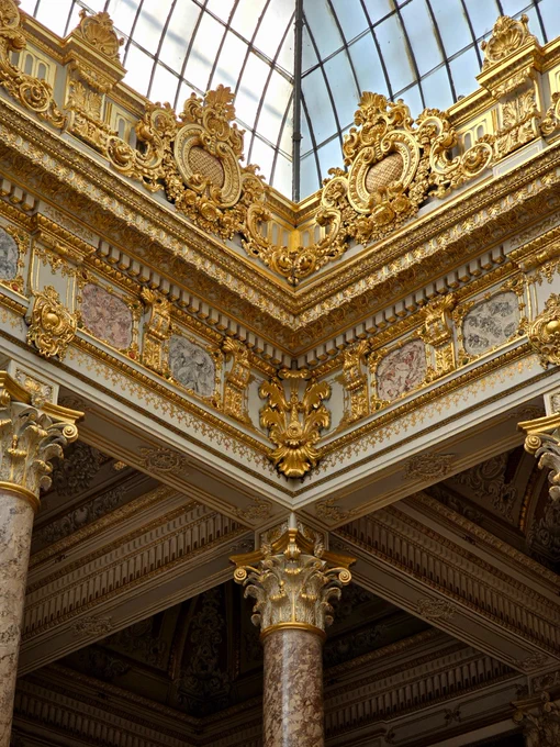 The Beauty of Gold Leaf Gilding on Ceiling Architecture
Gold leaf gilding involves the meticulous application of ultra-thin sheets of genuine gold onto decorative ceiling elements, moldings, carvings, domes, cornices, medallions, and ornamental architectural details. The reflective quality of gold enhances natural and artificial lighting, creating a rich and luxurious visual effect.