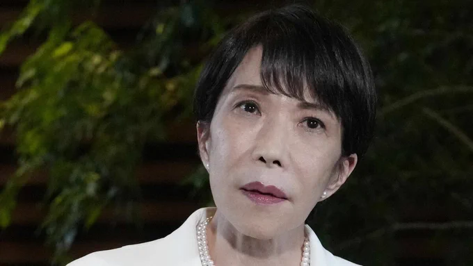 自民党総裁選での中傷動画作成疑惑に関し、記者団の取材に応じる高市早苗首相。疑惑に関し、この日は「他の候補者を誹謗（ひぼう）したり、中傷したりは私の流儀ではないので決してやっていない」と重ねて否定し、今年の衆院選の際も作成していないと明言した＝2026年6月8日、首相官邸（写真：共同通信社）