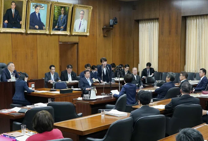 衆院法務委で答弁する高市首相（中央）＝10日（写真：共同通信社）