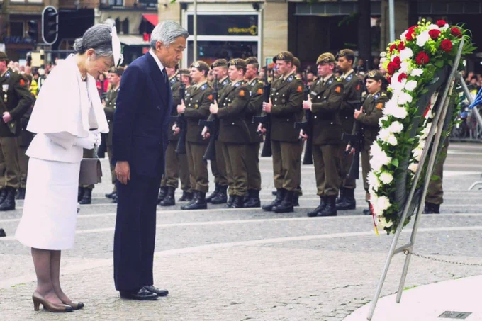  2000年5月、オランダ・アムステルダムのダム広場で戦没者記念碑に供花し、黙とうされる当時の天皇皇后両陛下（写真：共同通信社）
