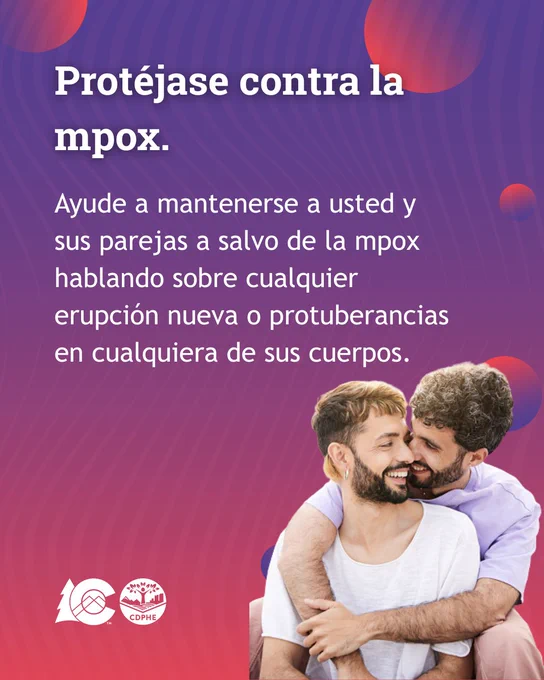 A person embraces another person while smiling. Text: Protéjase contra la mpox. Ayude a mantenerse a usted y sus parejas a salvo de la mpox hablando sobre cualquier erupción nueva o protuberancias en cualquiera de sus cuerpos. 