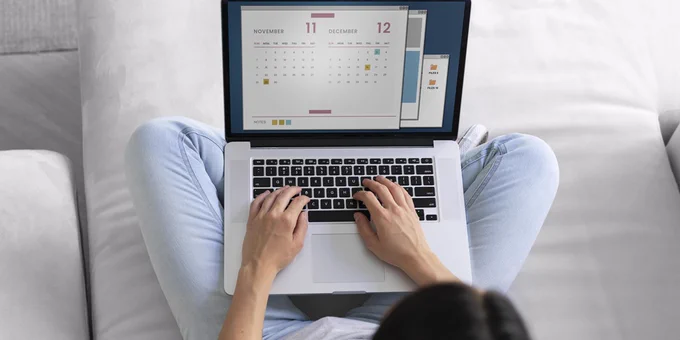 Una persona consulta un calendario