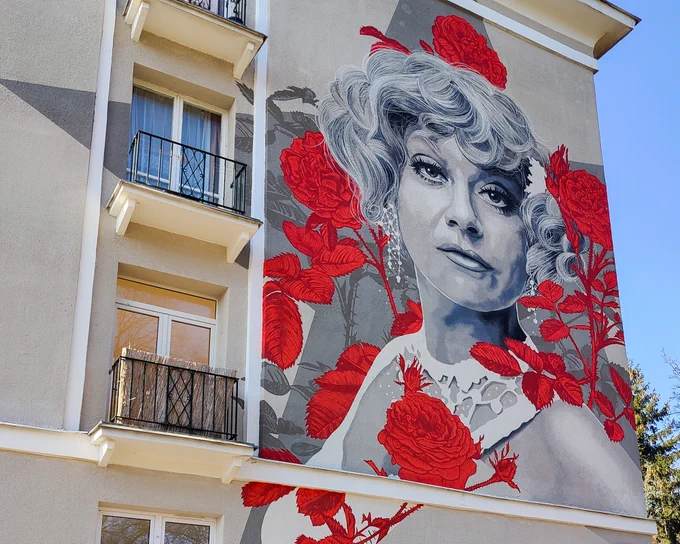 Mural z twarzą Krystyny Kwiatkowskiej otoczonej różami