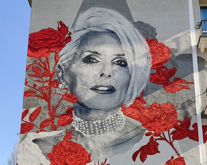 Mural z twarzą Kory Jackowskiej otoczonej różami