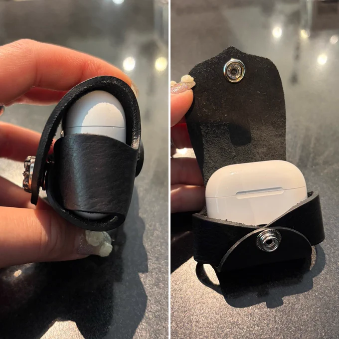 これは駿のAirPods！プロじゃないやつ！
ちょっと薄いけど、ガサガサすることもなくちゃんと入ります！


7/28～8/5までおにラブのイベントが大阪であるのですが、有難いことに何日か行かせてもらえる事になったんですよね。
もちろん全部じゃないから、行かない日は仕事する予定なのですが今回期間も長いし行ける人多いからいろんな国とか地方からいろんな友達が来るんですよ。
それで嬉しいことに｢ご飯だけでも！｣とか誘ってもらえてて、ちょっと既に自分の予定が把握出来てない。笑

時間ごとに書き出さないとダブルブッキングしそうで怖い！
他にもまだ決まってないけど会いたい人とかもいて、めっちゃくちゃ有難いけど体力と肝臓がぶっ壊れそうです。笑

でもなー！！
会える時に会える人と会いたいんだよなーー！
次いつ会えるかわからんしね！！
あと愛知、東京、仙台、福岡でイベントやるらしいけどまだ日程出てないし、行けるかもまだわからないからこの夏の大阪のイベントで全員と会うつもりです🫶🏻
めちゃくちゃ楽しみだなーー！！！
早く7月にならないかな！！！