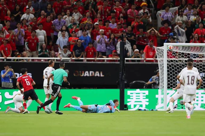 เช็กนำแล้วไง! เกาหลีไล่ตีเสมอ!, เกาหลีใต้ 🇰🇷 1-1 🇨🇿 สาธารณรัฐเช็ก
กลางสนามเกาหลีได้บอลที่....ลี คัง-อิน ยกบอลย้อยๆลอยข้ามกองหลังเช็ก  ฮวาง อิน-บอม วิ่งมาในเขตโทษ แล้ว...ยึก..ดึงหลอก 1ที ใช้เท้าตักบอลเข้าประตูไป

#sakdakul 
#liveblog 
#อู๋แอคชั่น
#บอลโลก