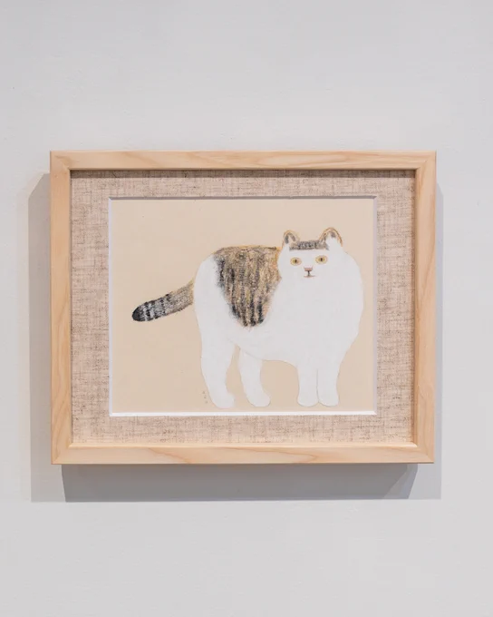 ado(makiko watanabe)
 
私は生き物好きの絵描きです。生き物のありようの表現や、生き物に対して何か出来ることがないか試行錯誤しながら制作活動をしています。 
ネコは家でぬくぬく、のびのびと過ごしてほしいという願いから、”いえにいるネコ”と題した作品を描いています。制作した小冊子を置いていますので、お手に取ってご覧ください。ネコ２匹と暮らしています。
 
1982年
石川県生まれ
2005年
九州東海大学農学部応用動物科学科卒
2010年
TOKYU HANDS TRUCK MARKET（くまもと阪神、アミュプラザ長崎、アミュプラザ鹿児島）
2015年
個展「どうぶつの顔」（galleryie ／大阪）※ʼ 13年開催
個展「いえにいるネコの絵展示」（七号閱覽室 ／台湾）※ʼ 17年開催
個展「いる」（noji＋／大阪）
2023年
第15回香梅アートアワード奨励賞受賞巡回展（お菓子の香梅／熊本）
2024年
個展「いる」（ミドリネコ舎／熊本）※ʼ 19年開催
個展「いる」（ふくさと Gallery ／石川）
2025年
個展（巡／広島）
いきている - コーダ・ヨーコとアドが描く生きものたち -（不知火美術館／熊本）
個展「そっと ふわっと いる」（オルネドフォイユ／東京） ※ʼ22、ʼ23年開催
2026年
猫猫猫展（VINYL TOKYO）
個展「いる 草 花」（manapito ／香川）
猫会議2026（REIJINSHA GALLERY ／東京）

他、出展、仕事多数
現在、熊本県にて制作

＜その他＞
2009年 安倍なつみオフィシャルホームページ イラスト制作
2019年 jogoo（アドのアトリエ いきもの好きの部屋）開業
2021年 熊本機能病院 壁画制作

