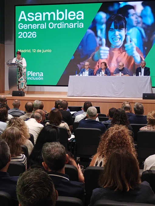 Maribel Cáceres, vicepresidenta de Plena inclusión España, habla a la Asamblea.