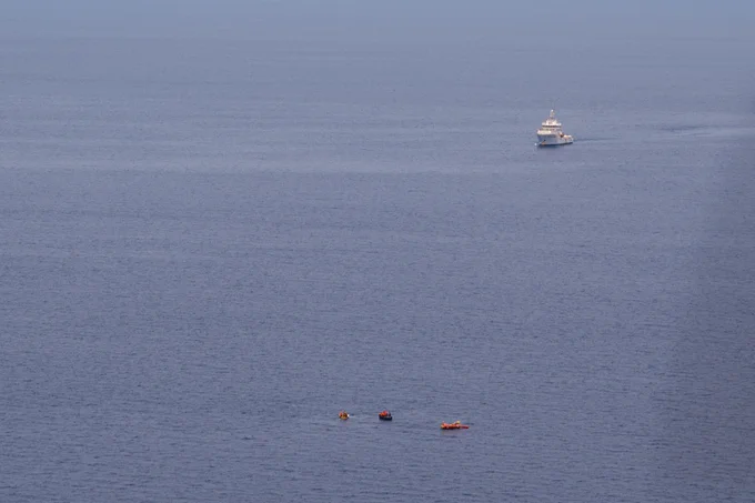 Evakuierung von Menschen in Seenot auf dem Mittelmeer, dokumentiert aus der Luft. Credits: Claire Juchat / SOS MEDITERRANEE