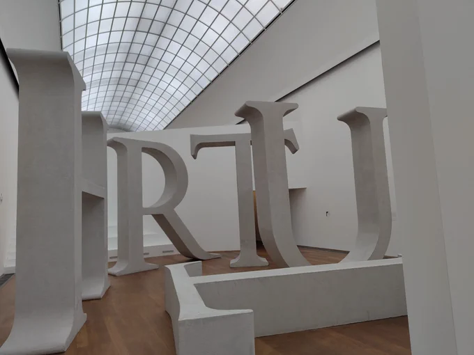 Shilpa Guptas Skulptur "Truth": riesige weiße stehende und liegende Buchstaben, die das Wort Truth ergeben.