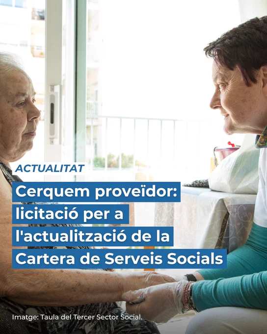 Imatge d'una persona acompanyant i atenent una dona - Taula del Tercer Sector Social
