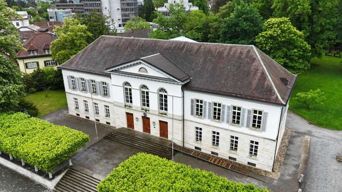 Ein Drohnenbild des Grossratsgebäude in Aarau, im Frühling mit leichtem Regen.