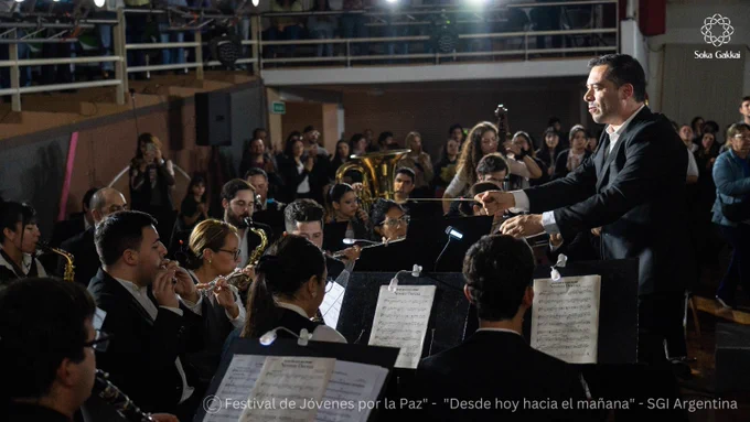 🆕News: On May 2 and 3, SGI Argentina (SGIAR) held a youth culture and peace festival at its Peace Auditorium in Buenos Aires, commemorating the 30th anniversary of the auditorium’s opening. Designed by renowned Argentine architect Clorindo Testa, the auditorium has served as a venue for exhibitions, lectures, and concerts promoting peace and culture since its opening in 1996. More than 2,000 people attended the event, including Nobel Peace Prize laureate Dr. Adolfo Pérez Esquivel and Club of Rome Co-President Silvia Zimmermann del Castillo. The festival showcased dynamic musical and dance performances by youth members from across the country. SGIAR was also recognized by local academic and architectural organizations for its contributions to society.
#SokaGakkai #BuddhisminAction #SokaGakkaiNews