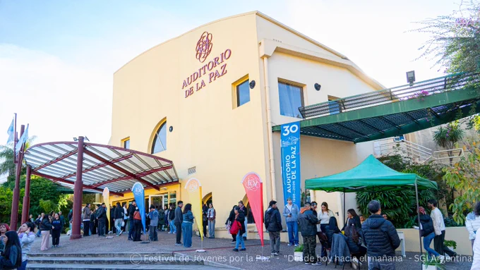 🆕News: On May 2 and 3, SGI Argentina (SGIAR) held a youth culture and peace festival at its Peace Auditorium in Buenos Aires, commemorating the 30th anniversary of the auditorium’s opening. Designed by renowned Argentine architect Clorindo Testa, the auditorium has served as a venue for exhibitions, lectures, and concerts promoting peace and culture since its opening in 1996. More than 2,000 people attended the event, including Nobel Peace Prize laureate Dr. Adolfo Pérez Esquivel and Club of Rome Co-President Silvia Zimmermann del Castillo. The festival showcased dynamic musical and dance performances by youth members from across the country. SGIAR was also recognized by local academic and architectural organizations for its contributions to society.
#SokaGakkai #BuddhisminAction #SokaGakkaiNews