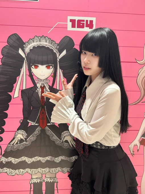 会場外の背比べパネル！
この日ドカヒール履いてたからだいぶ違うんやけど、セレスさんの方が私より1センチ身長高くてぐぬぬという気持ち。
ダンロン女子ほんま背高すぎるねん！
セレスさんモチーフの私服で突撃したけどやっぱりセレスさんには敵わなくて、ずっと憧れやな〜🎶っておもいます。