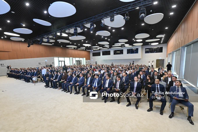 🇦🇿 Zəngilanda keçirilən Qarabağ və Şərqi Zəngəzur iqtisadi rayonları üzrə regional müşavirə

🏢 Azərbaycan Respublikası Prezidentinin 2026-cı il 25 may tarixli Sərəncamı ilə təsdiq edilmiş 📜 “Azərbaycan Respublikasında kənd təsərrüfatı, balıqçılıq və akvakultura məhsullarının istehsalı və emalı sahələrinin inkişafına dair 📅 2026–2030-cu illər üçün Dövlət Proqramı”nın müzakirəsi ilə bağlı Zəngilan şəhərində regional müşavirə keçirilir.

 👥 Tədbirdə aidiyyatı dövlət qurumlarının nümayəndələri, Zəngilan, Cəbrayıl, Qubadlı, Ağdam, Füzuli, Xocalı, Xocavənd, Şuşa, Kəlbəcər və Laçın rayonlarından olan 🚜 fermer və sahibkarlar iştirak edirlər. 

 📸 Daha çox foto və məlumat üçün link:⤵️
https://photostock.az/media/6A2BB93F39DEB

#müşavirə #photostockaz #qarabağ  #şərqizəngəzur #zəngilan #azərbaycan