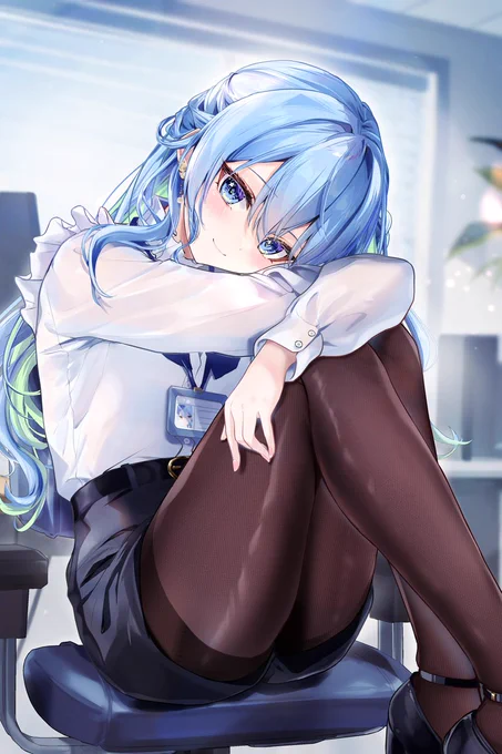 ホロライブ所属、星街すいせいさんのファンアート（OL姿）。

【シチュエーション】 
舞台はオフィス。ブラインドから光が漏れる中、星街すいせいはオフィス用の椅子の上にちょこんと座り、体育座りのように膝を抱え込んでいる。

【表情・ポーズの意図】
 肩周りにフリルがある白シャツに、ショートパンツスーツとストッキングという大人の魅力あふれるお仕事スタイル。
シャツは着崩さずきっちりとしているが、膝の上に手を添えて枕のようにし、こちらに優しく微笑みかけている。
美しいストッキングの脚線美と、少し子供っぽくて無防備な体育座りというアンバランスさが、心を許した相手にしか見せないギャップを生み出している構成。