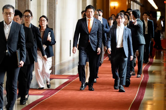 法案共同提出のため、衆議院事務総長室に向かうチームみらい党首 安野貴博
