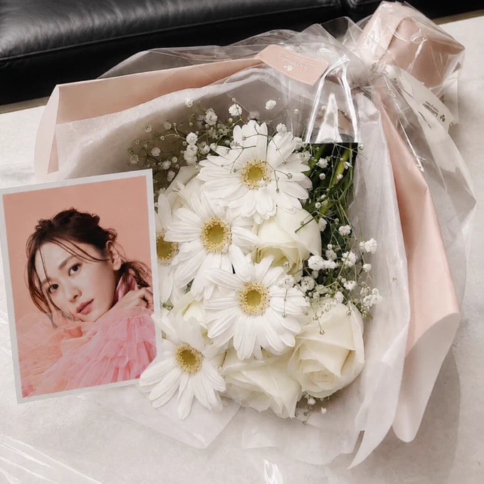 改めて、新垣結衣ちゃんお誕生日おめでとう➰‪‪🪄︎︎
受験生忙しすぎて遅くなっちゃったのごめんねㅠㅠ
小学2年生のときに逃げ恥で見つけて推し始めてからもう10年も経つなんて信じられない߹𖥦߹💘
年齢的に今までのイベントは参加できなかったけど、作品やCMでお見かけできるだけで幸せだった🥲♡
映画はお母さんに連れて行ってもらって、CMは流れるたびに飛ばさないで❗️って言って家族に引かれるくらい見つめてた😸💧((それは今もだけど^ ^
結衣ちゃんを通じて他の俳優さんも好きになって、同じ趣味を持つお友達もできて、たくさんの幸せと元気をもらってますＴ꒳Ｔ♥️
最近はあまり出てこなくなっちゃったけど、結衣ちゃんらしい優しくて穏やかな家庭を源さんと作ってるんだろうなって思えば全然悲しくないよ🙂‍↕️
これからも、結衣ちゃんが元気で笑顔で幸せに暮らしていけますように𖧷 ⁺. 
本当にありがとう；；ずっとずっと大好き❣️