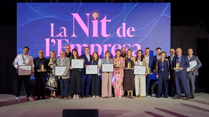 El conseller d'Empresa i Treball, Miquel Sàmper, amb les persones guardonades durant La Nit de l'Empresa 2026 de l'Alt Penedès, Baix Penedès i Garraf, de la FEGP