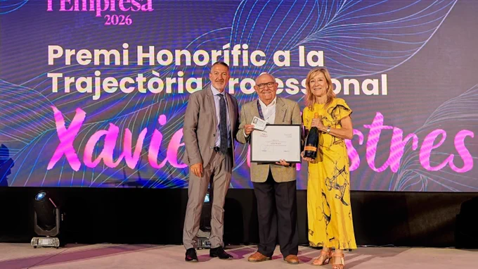 El conseller d'Empresa i Treball, Miquel Sàmper, amb les persones guanyadores del Premi Honorífic a la Trajectoria Empresarial en La Nit de l'Empresa 2026 de l'Alt Penedès, Baix Penedès i Garraf, de la FEGP