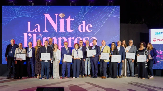 El conseller d'Empresa i Treball, Miquel Sàmper, amb les persones guardonades durant La Nit de l'Empresa 2026 de l'Alt Penedès, Baix Penedès i Garraf, de la FEGP