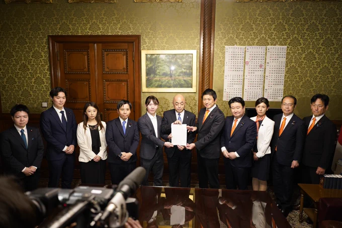 「政治資金規正法の一部を改正する法律案」を共同で提出する、チームみらい 安野貴博、高山聡史、古川あおい、峰島侑也、山田瑛理