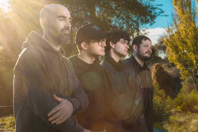 Foto promocional de Yerma, los cuatro miembros del grupo en una zona arbolada al aire libre.