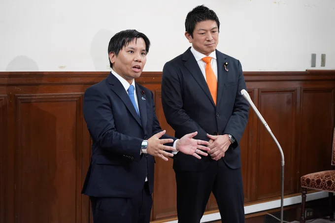 法案共同提出後、ぶら下がり取材を受ける参政党代表 神谷宗幣氏とチームみらい幹事長 高山聡史