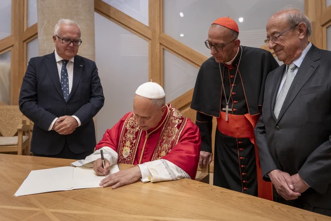 De izda. a dcha.: José Alberto Marín, Su Santidad el Papa León XIV, Joan Josep Omella y Esteve Camps (presidente delegado de la Junta Constructora del Templo Expiatorio de la Sagrada Familia).