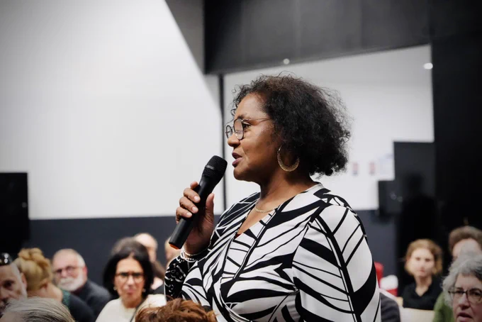 Photographie d’Erika Cadersah, lors de la réunion publique le 12 juin 2026