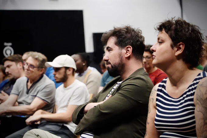 Photographie d’Andy Kerbrat et d’Anais Besse Renard, lors de la réunion publique le 12 juin 2026