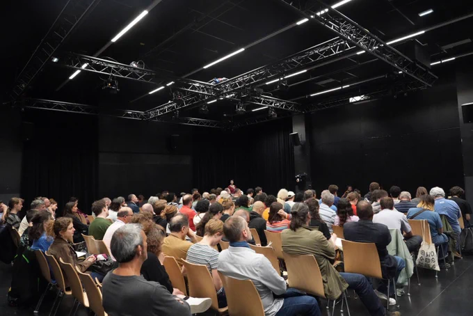 Photographie de la salle, lors de la réunion publique le 12 juin 2026