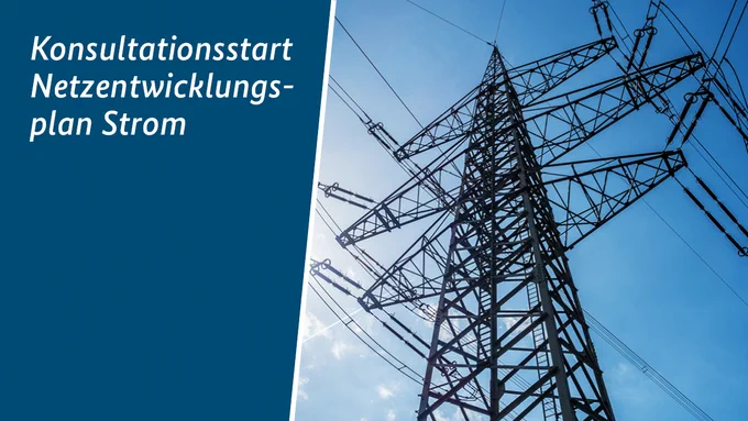 Strommast vor blauem Himmel, links Text: „Konsultationsstart Netzentwicklungsplan Strom“ auf dunkelblauem Hintergrund.