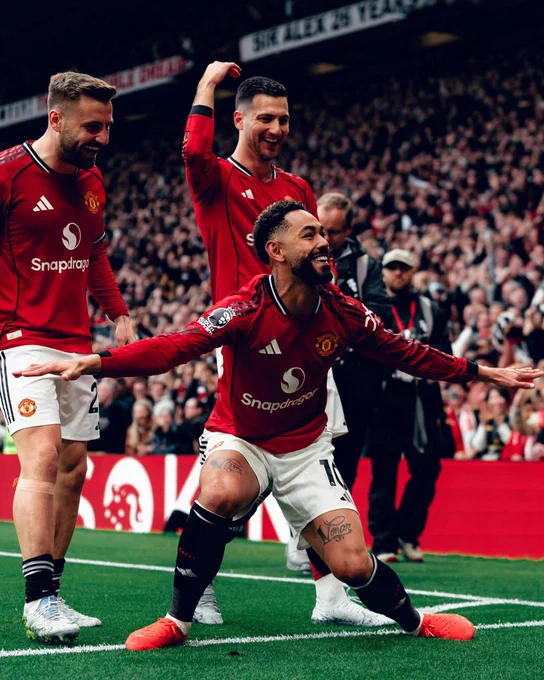 Cunha does the surf celebration at Old Trafford!