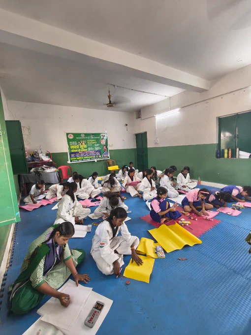 "नशे को ना, खेल को हाँ" विषय पर चित्रकला प्रतियोगिता का आयोजन।

निषिद्ध मादक पदार्थों के दुरुपयोग के विरुद्ध चलाए जा रहे जनजागरूकता अभियान के तहत ताईक्वांडो डे-बोर्डिंग सेंटर, सी.डी. बालिका उच्च विद्यालय, झुमरी तिलैया में चित्रकला प्रतियोगिता आयोजित की गई। प्रतियोगिता के माध्यम से छात्राओं ने नशा मुक्ति का संदेश देते हुए अपने विचार चित्रों के जरिए व्यक्त किया। इस अवसर पर उन्हें नशे के दुष्प्रभावों से अवगत कराते हुए स्वस्थ जीवनशैली, शिक्षा एवं खेल गतिविधियों से जुड़ने के लिए प्रेरित किया गया।

#NashaMuktKoderma #SayNoToDrugs #DistrictAdministrationKoderma Office of Chief Minister, Jharkhand IPRD Koderma