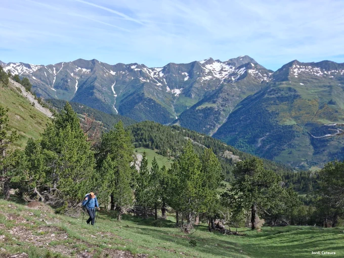 S'observa, al fons de la imatge, la presència encara de bones congestes a cotes altes del sector de l'alt Pallars, concretament a cims com el Clavera (2.678 m). Foto: Jordi Cateura.