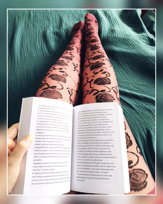 Ein aufgeschlagenes Buch liegt auf Beinen, die in einer Netzstrumpfhose mit Rosenmuster stecken. 
Die aufgeschlagenen Seiten erzählt davon, wie die Protagonistin am Andreaskreuz steht und einen kleinen Vorgeschmack auf BDSM bekommt.