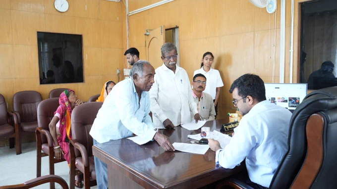 जनता दरबार के माध्यम से लोगों से मुलाकात कर उनकी समस्याएँ सुनी एवं आश्वस्त किया की शिकायतों का समाधान ससमय किया जाएगा। साथ ही एक सप्ताह के अंदर सभी प्राप्त शिकायतों का जांच प्रतिवेदन समर्पित करने का निर्देश अधिकारियों को दिया, ताकि शिकायतों के निष्पादन में सहूलियत हो।

#जिला_प्रशासन_कोडरमा 
Office of Chief Minister, Jharkhand  IPRD Koderma