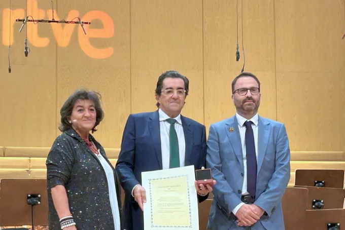 Joan Palou Redorta recibe la Medalla Francisco Díaz, máximo reconocimiento de la urología española.