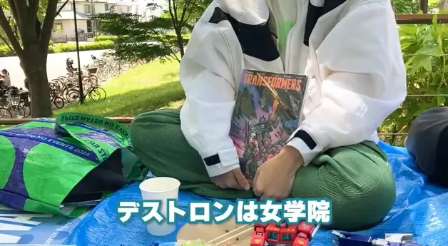 動画のスクショ。「デストロンは女学院」と発言している江川。